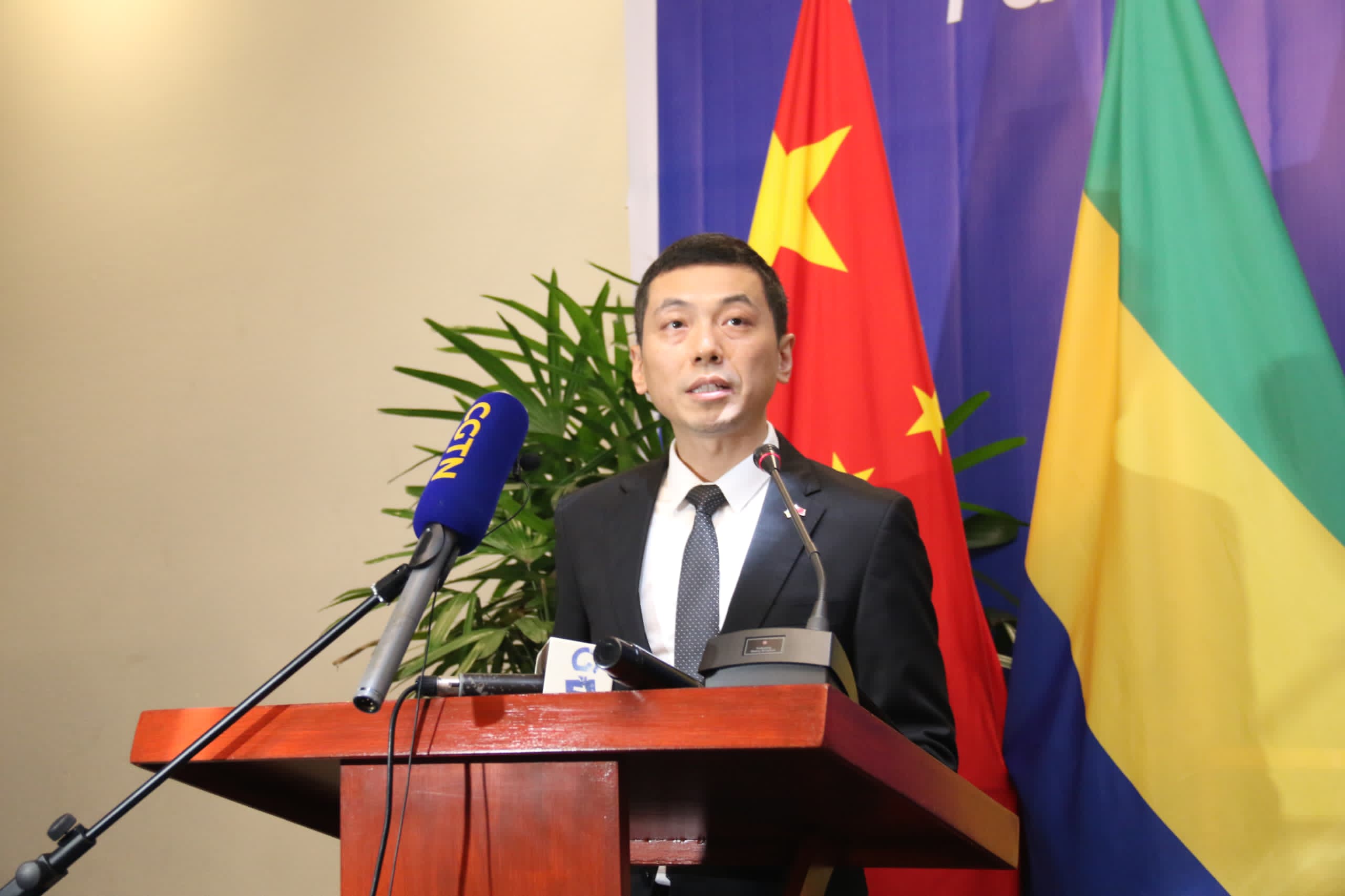 Gabon -Diplomatie : Célébration du cinquantenaire des relations Gabon -  Chine   Intégralité de l'allocution circonstancielle   de  S.E.M ZHU Xiaole , Chargé d'Affaires de l'Ambassade de la  République Populaire de Chine  à l'ouverture des travaux de la conférence debat; Credit: 