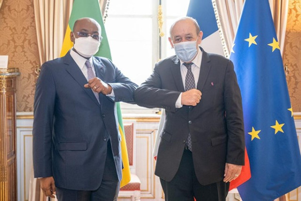 GABON/ FRANCE: Tête-à-tête entre Pacôme MOUBELET-BOUBEYA et Jean-Yves LE DRIAN à Paris