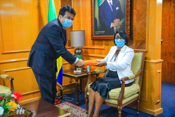 GABON : Un représentant du cabinet FINACTU reçu à la Primature.