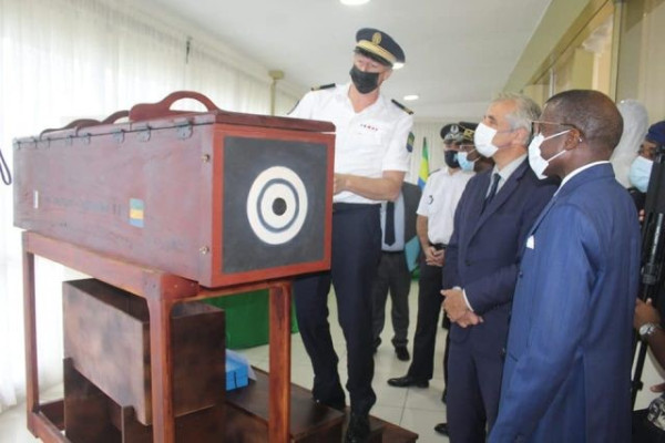 GABON-FRANCE : Don de matériel à la police scientifique.