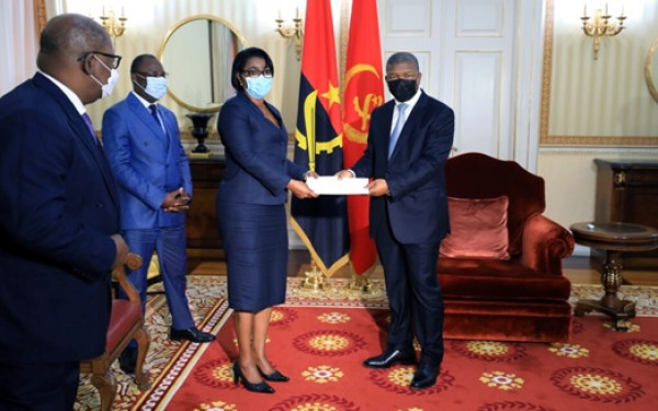 GABON-ANGOLA : Rose Christiane OSSOUKA RAPONDA présente à l’investiture du Président de l’Angola.