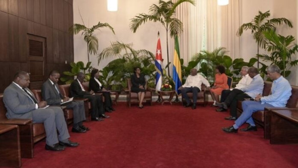 GABON-CUBA : Rose Christiane OSSOUKA RAPONDA renforce les liens et soutient les étudiants en médecine