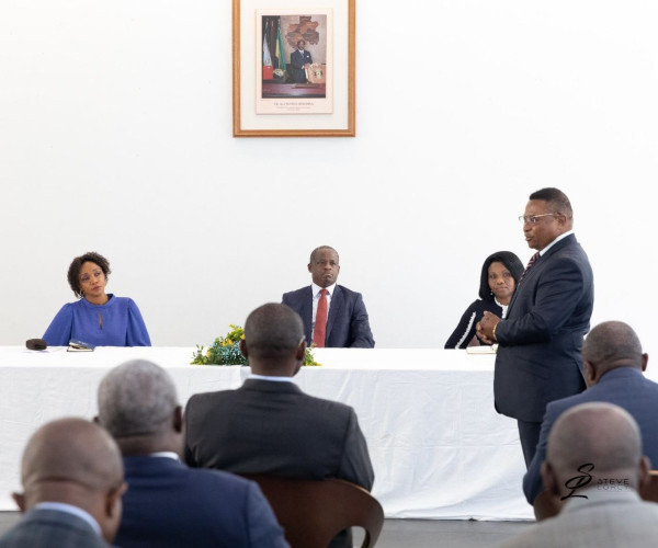 GABON-DIPLOMATIE : Hermann IMMONGAULT rencontre le personnel de l’Ambassade du Gabon à Paris.