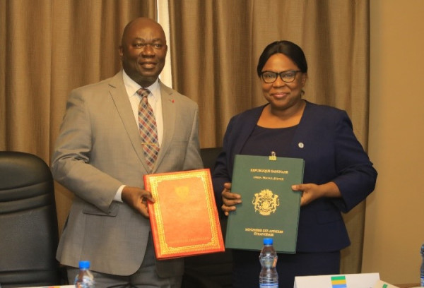 GABON-CAMEROUN : Signature d’une convention entre le Ministère des Affaires Etrangères et l’Institut des Relations Internationales du Cameroun (IRIC) .