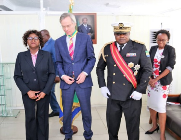GABON-ALLEMAGNE : L’Ambassadeur d’Allemagne élévé au grade de Commandeur dans l’Ordre National du Mérite Gabonais .