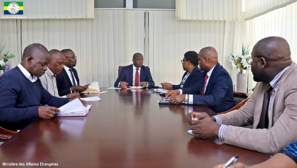 LE MINISTRE DES AFFAIRES ETRANGERES RENCONTRE LES SERVICES ET LE SYNDICAT