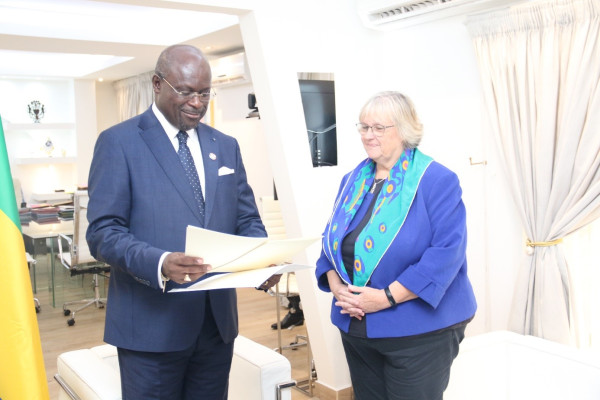 GABON-ROYAUME UNI : Pamela Joanne McPHAIL présente ses Copies figurées au Ministre des Affaires Etrangères