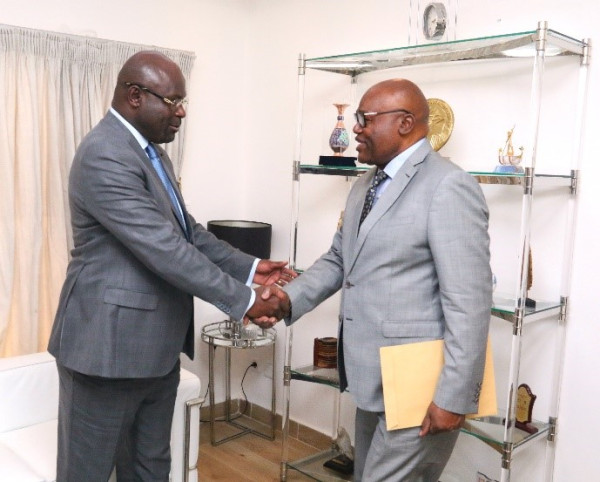 GABON -DIPLOMATIE : François LUAMBO SIONGO hôte de Michel Régis ONANGA NDIAYE