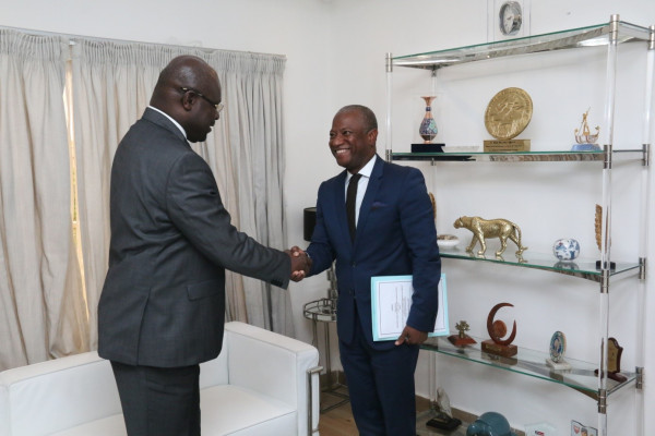 GABON-DIPLOMATIE : Éric VOLI BI reçu par Michel Régis ONANGA M. NDIAYE.