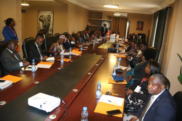 GABON -DIPLOMATIE : Séance de travail entre la Présidente du CNG du MAEP -GABON et les Conseillers Membres.