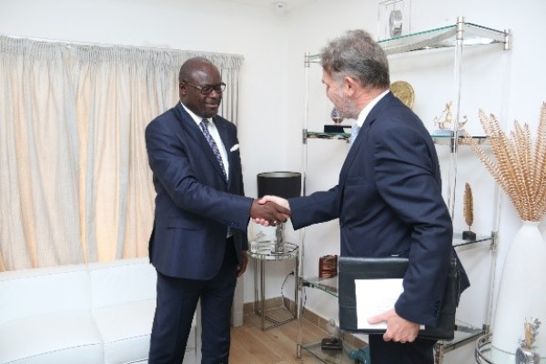 GABON – DIPLOMATIE : Présentation des copies figurées