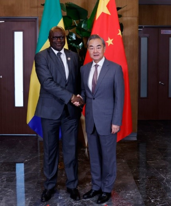 GABON – CHINE :   Régis Michel ONANGA M.NDIAYE reçu par Wang YI