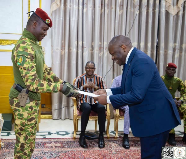 GABON-DIPLOMATIE : Fabrice BOUSSOUGOU BOUSSOUGOU présente ses Lettres de créance au Président du Burkina Faso