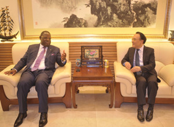 L’Ambassadeur Sun Jiwen et le Ministre gabonais des Affaires étrangères ont dévoilé les timbres commémoratifs pour célébrer le 40ème anniversaire de l’établissement des relations diplomatiques entre la Chine et le Gabon